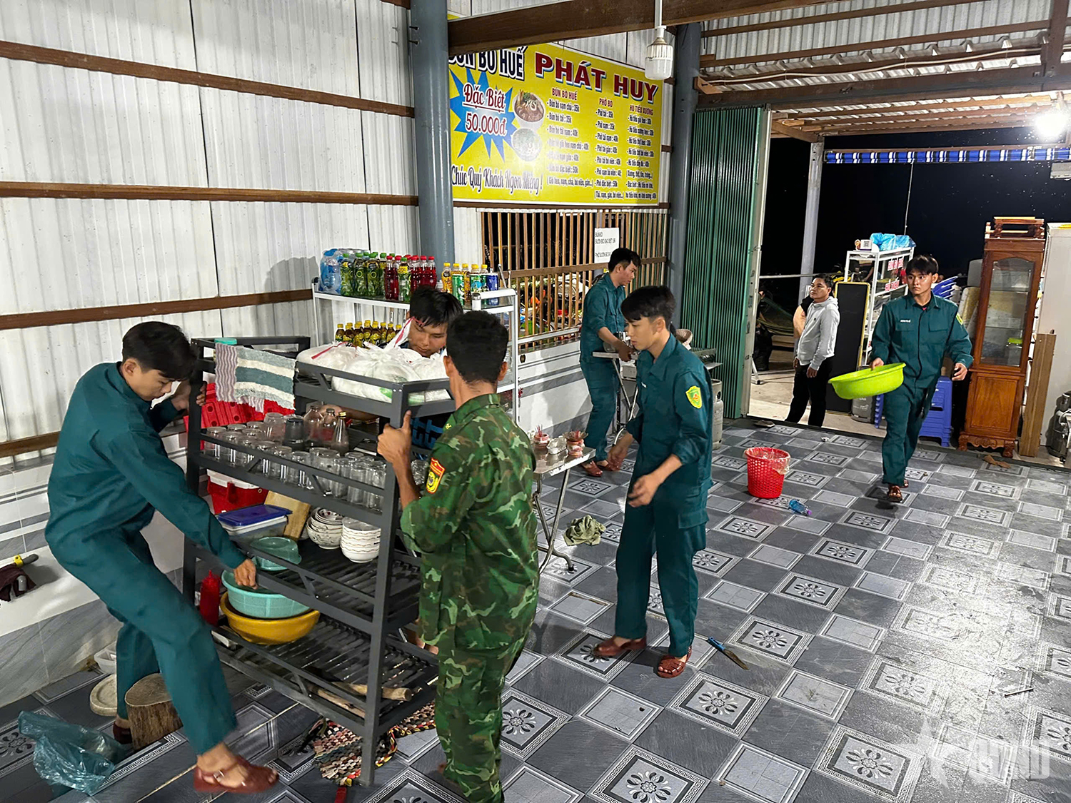 Cà Mau: Lực lượng vũ trang xã Đất Mũi xuyên đêm di dời tài sản giúp dân